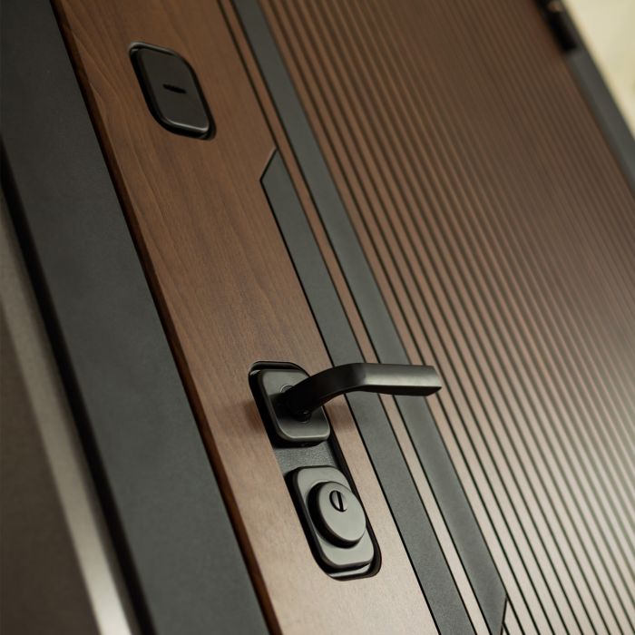 Входная дверь Лабиринт KARMINA 10 - Белый рельеф софт