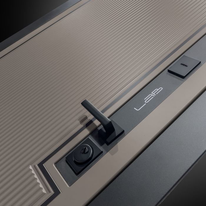 Входная дверь Лабиринт Лаб 1 Про 30 – Белый рельеф софт